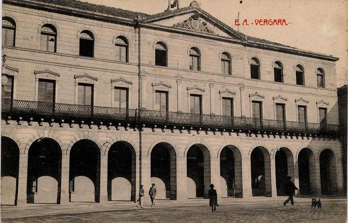 Fachada del Real Seminario de Bergara en una postal antigua