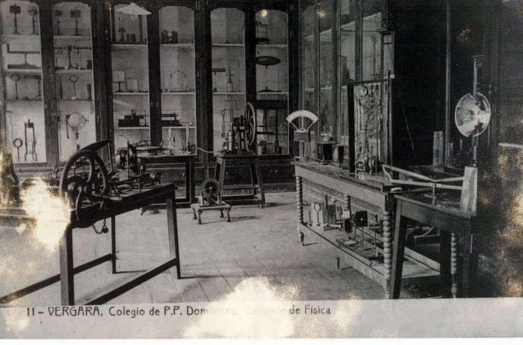 Foto antigua del gabinete de física del Real Seminario de Bergara