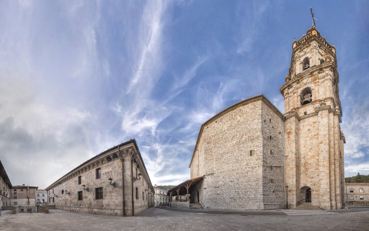 Iglesia de San Pedro Ariznoa con su pórtico