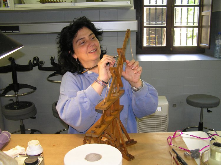Restauradora trabajando  en el laboratorio del museo