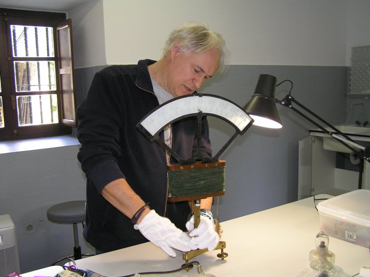 Un restaurateur travaillant dans le laboratoire du musée Un restaurateur travaillant dans le laboratoire du musée