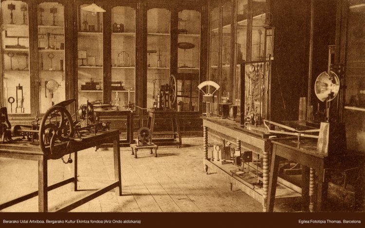Foto antigua del gabinete de física, en tonos sepia