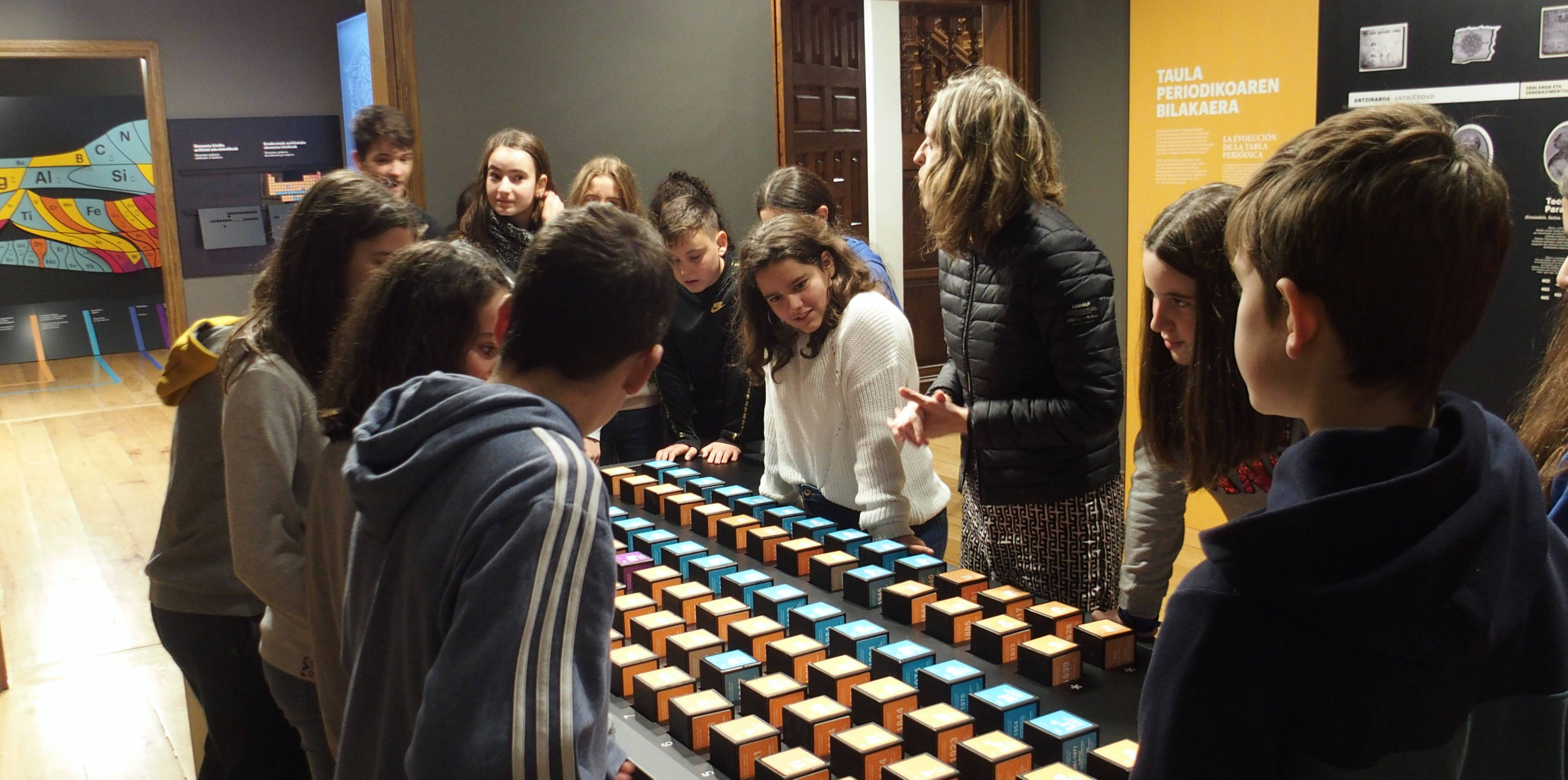 Visitando la exposición sobre la tabla periódica.