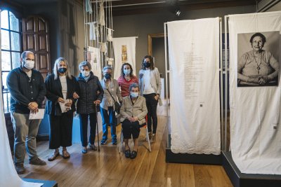 Representantes institucionales con las trabajadoras de Algodonera San Antonio