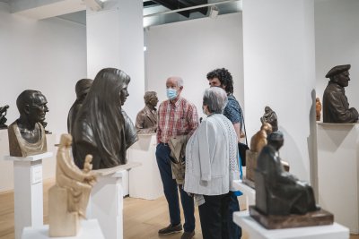 Lorenzo eta familia erakusketan / Lorenzo Ascasibar y familia en la exposición