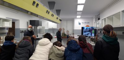 Estudiantes escuchando las explicaciones de Felipe Uriarte y Jose Mari Rubio