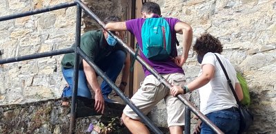 Viendo un fósil en las escaleras de la cochera