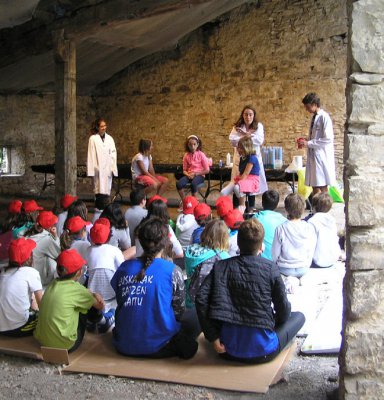 Educadoras y alumnos en un taller científico