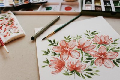 Lápices de colores y flores dibujadas