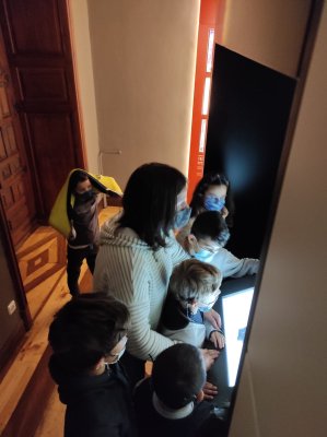 Niños y niñas sordos y no sordos  viendo el museo con su profesora