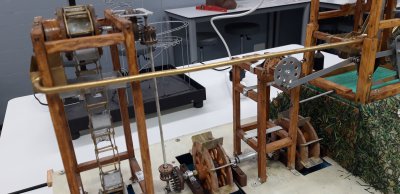 Maqueta de noria que se puede poner en movimiento